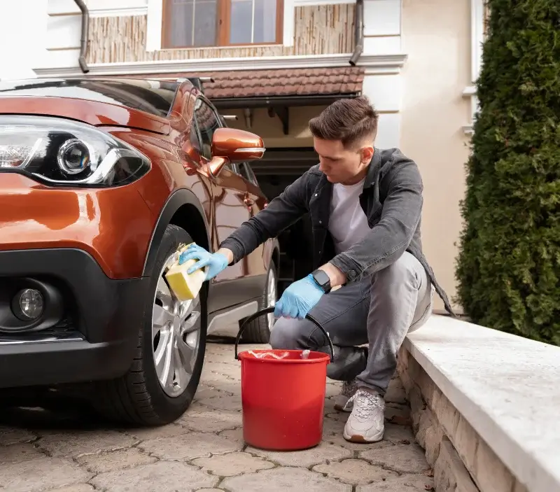 Lavage auto à domicile Épervans : professionnel intervenant sur un véhicule